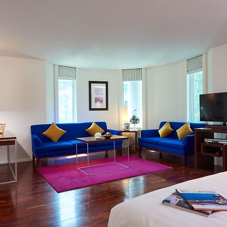 Triple Two Silom Hotell Bangkok Exteriör bild