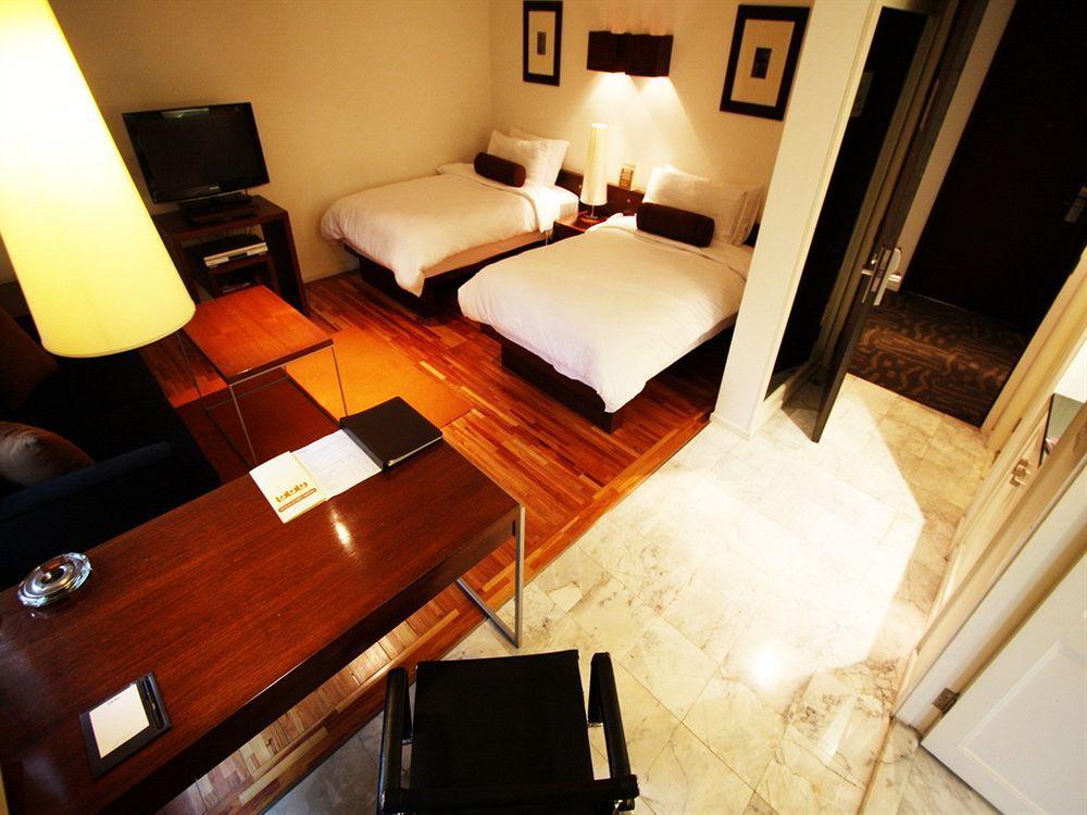 Triple Two Silom Hotell Bangkok Exteriör bild
