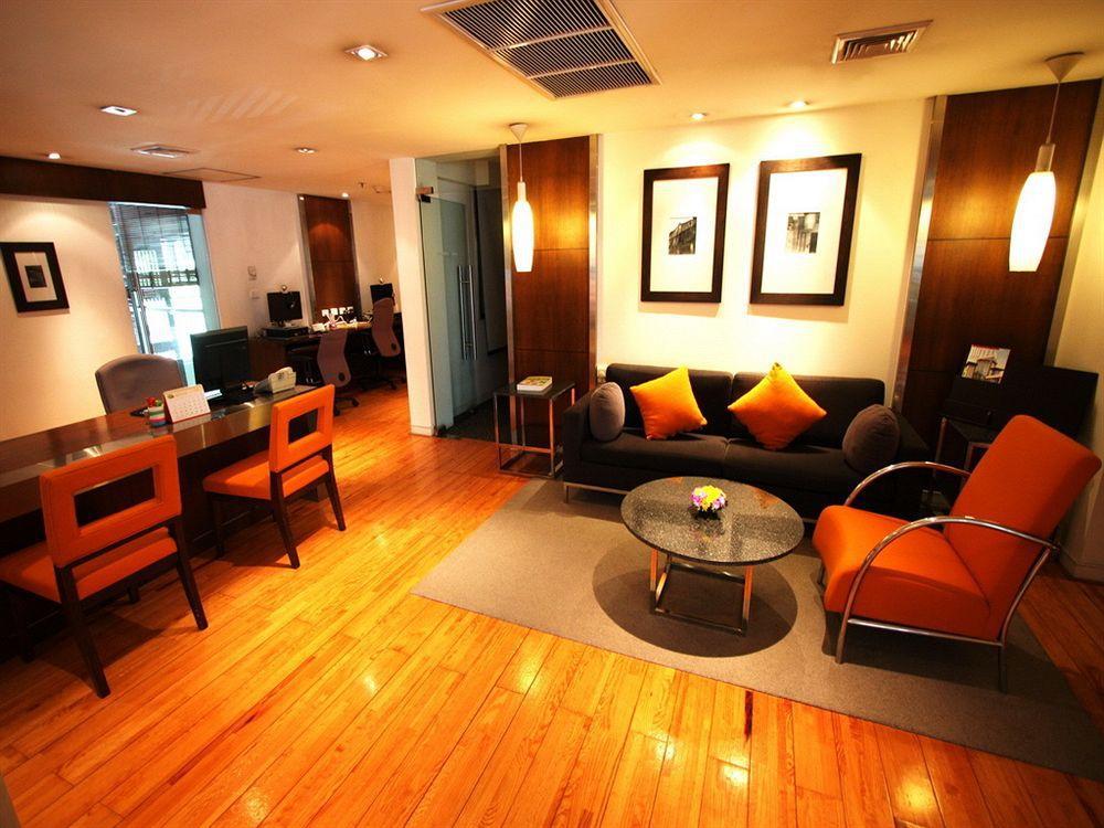 Triple Two Silom Hotell Bangkok Exteriör bild