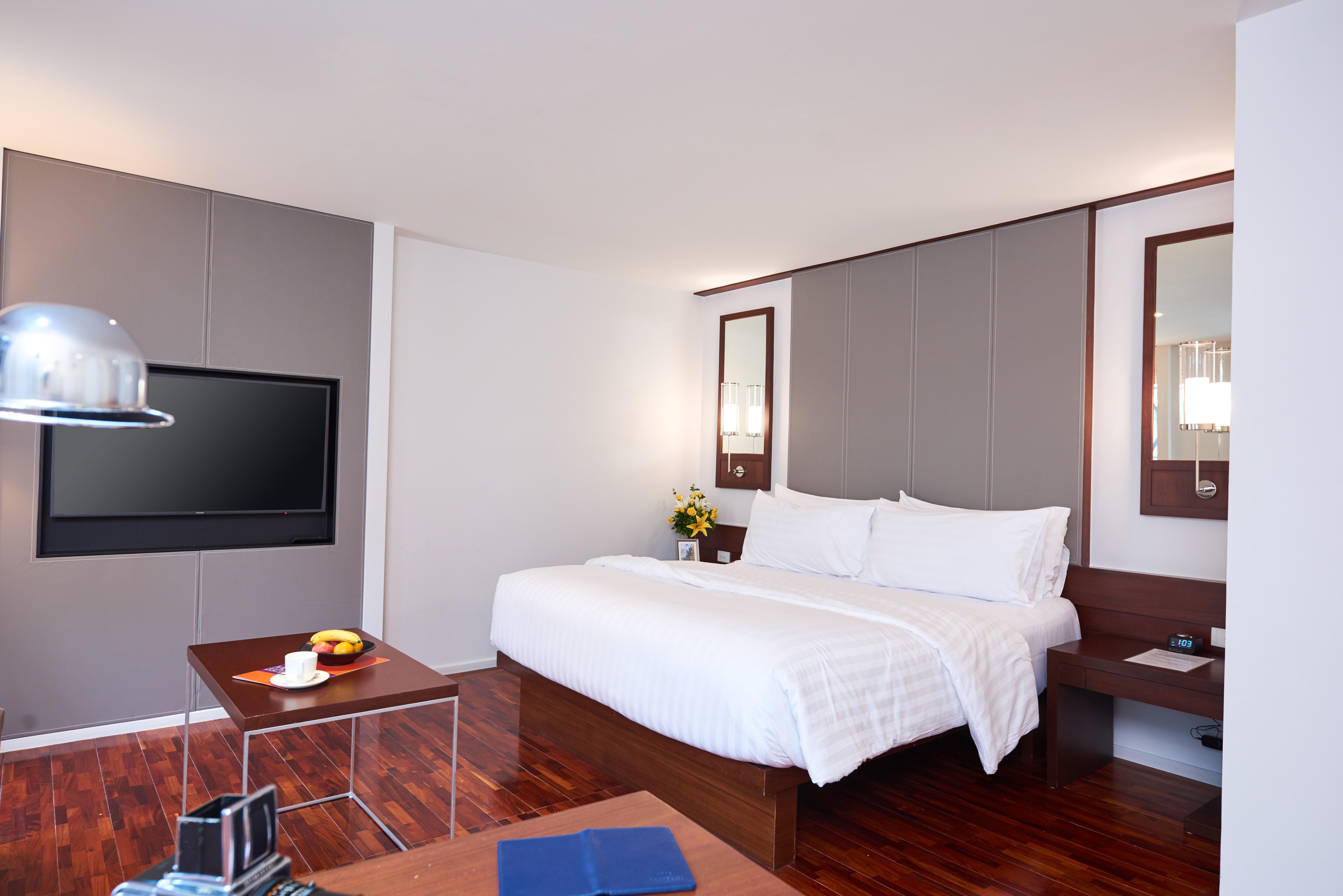Triple Two Silom Hotell Bangkok Exteriör bild