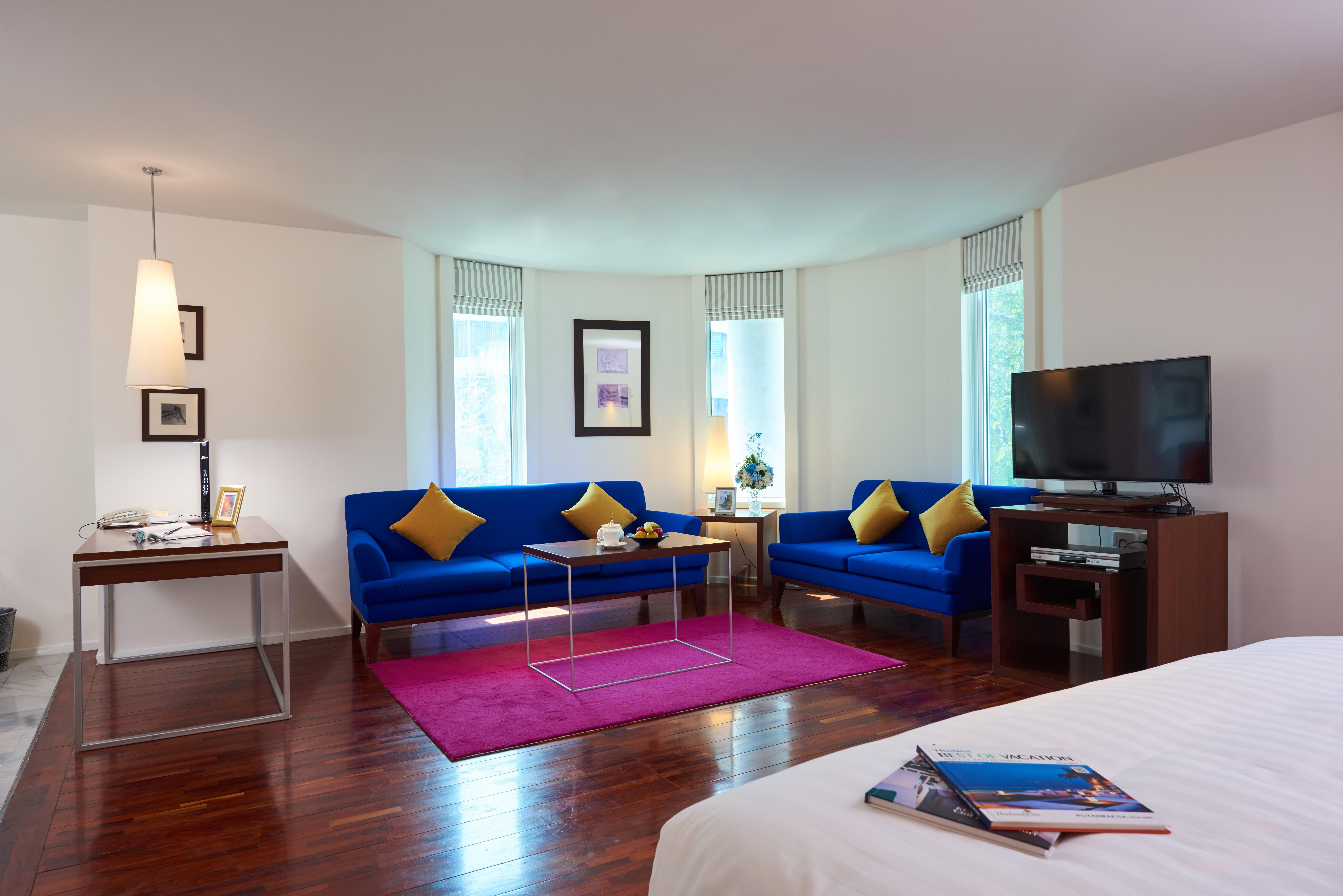 Triple Two Silom Hotell Bangkok Exteriör bild