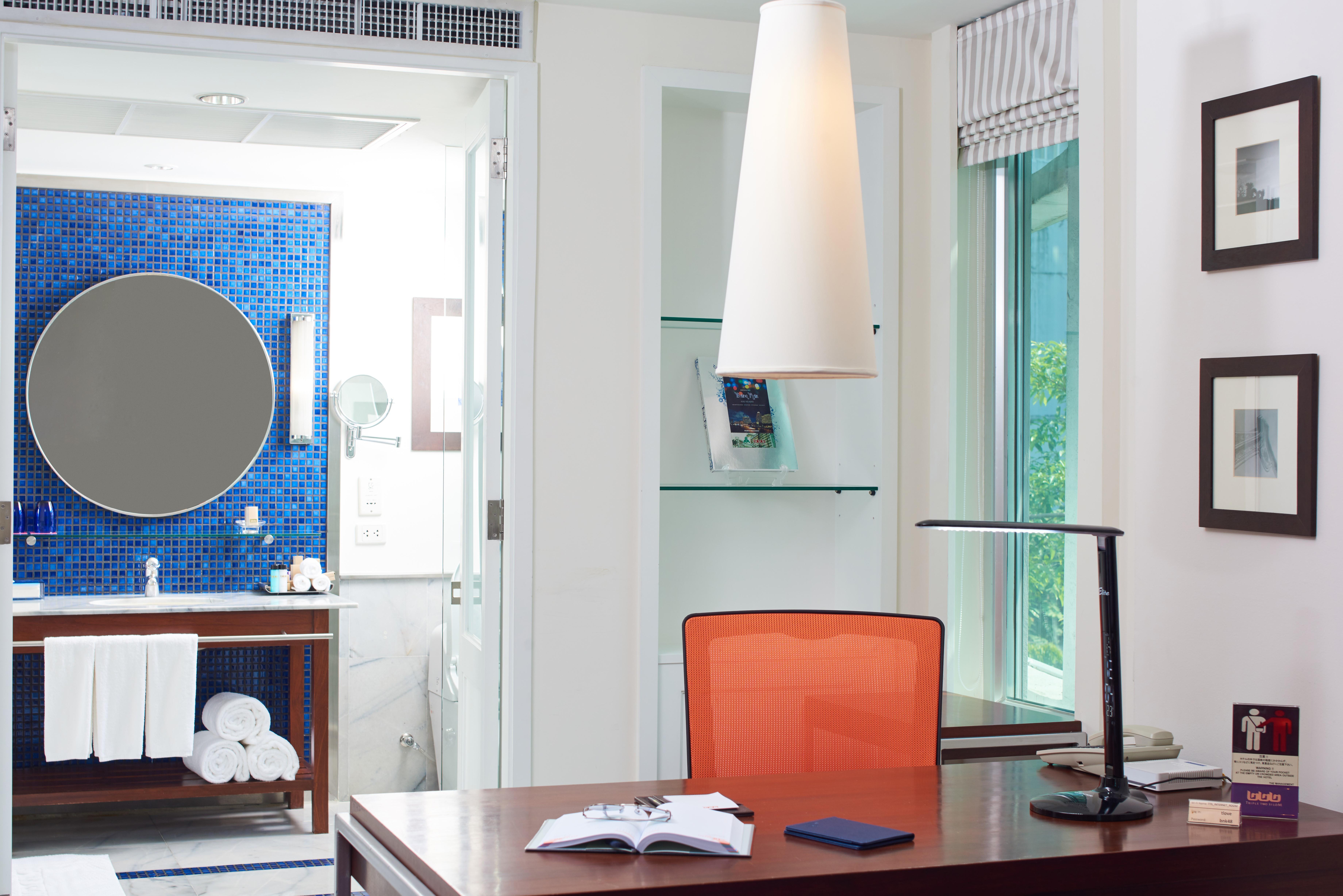 Triple Two Silom Hotell Bangkok Exteriör bild