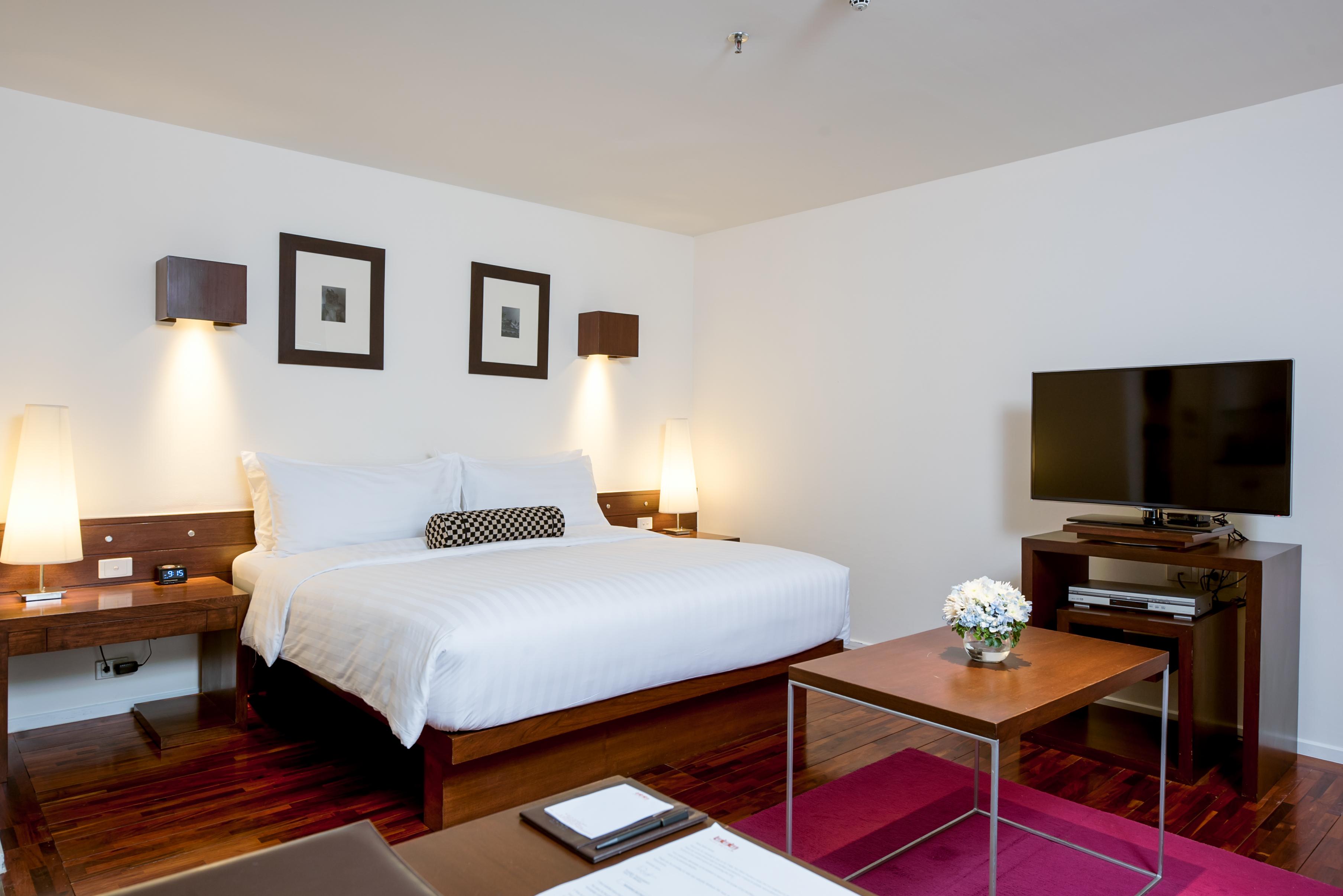 Triple Two Silom Hotell Bangkok Exteriör bild