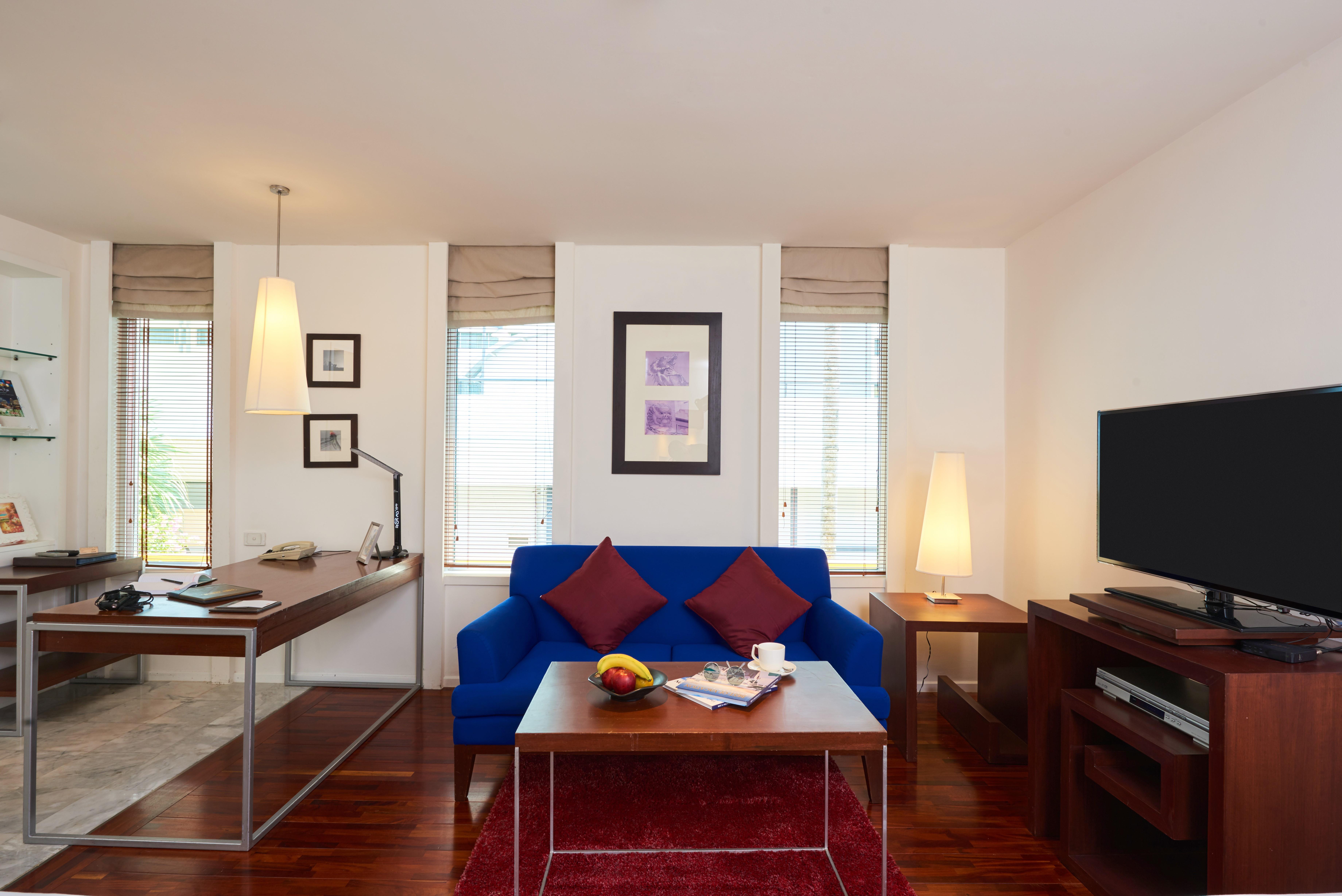 Triple Two Silom Hotell Bangkok Exteriör bild