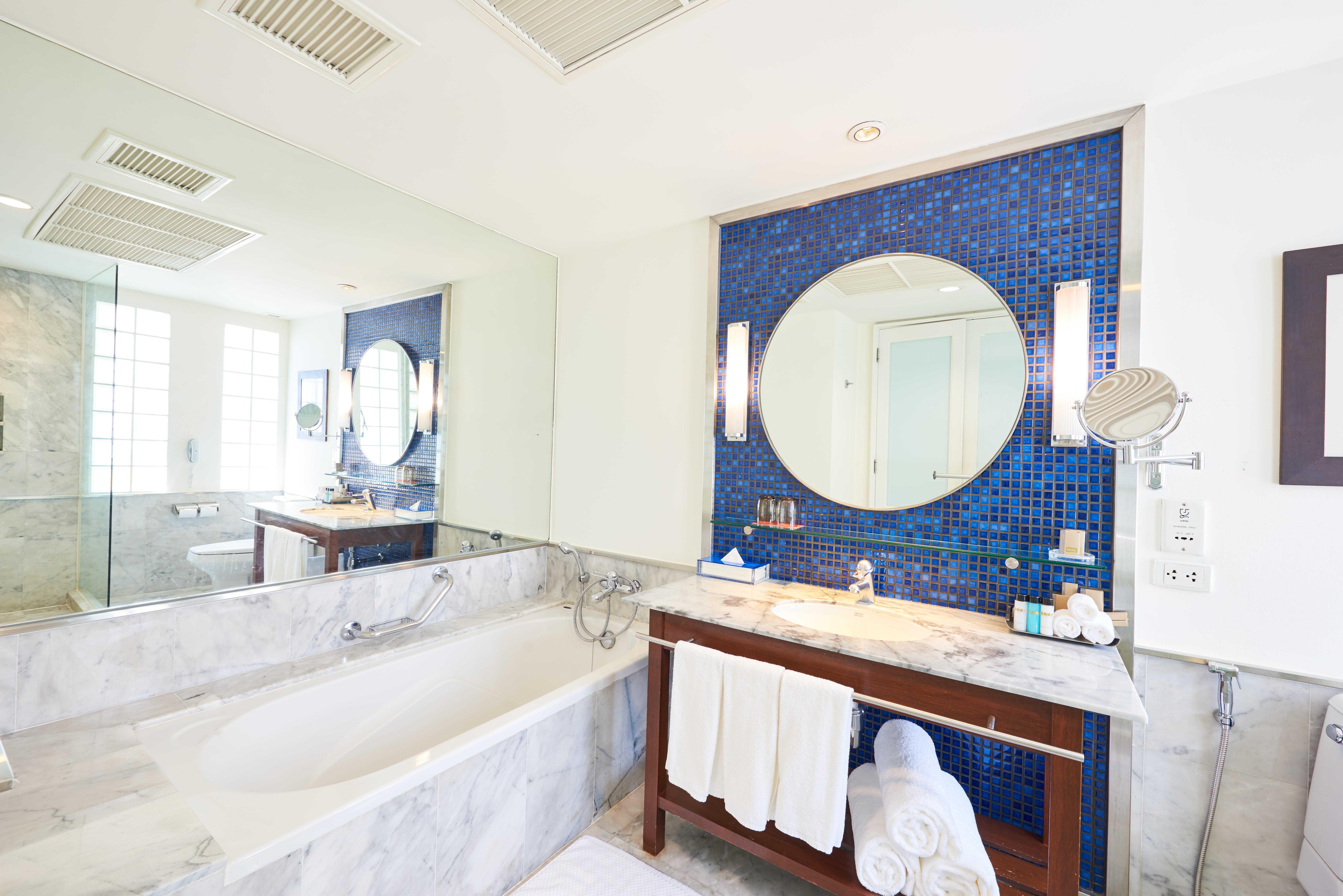 Triple Two Silom Hotell Bangkok Exteriör bild