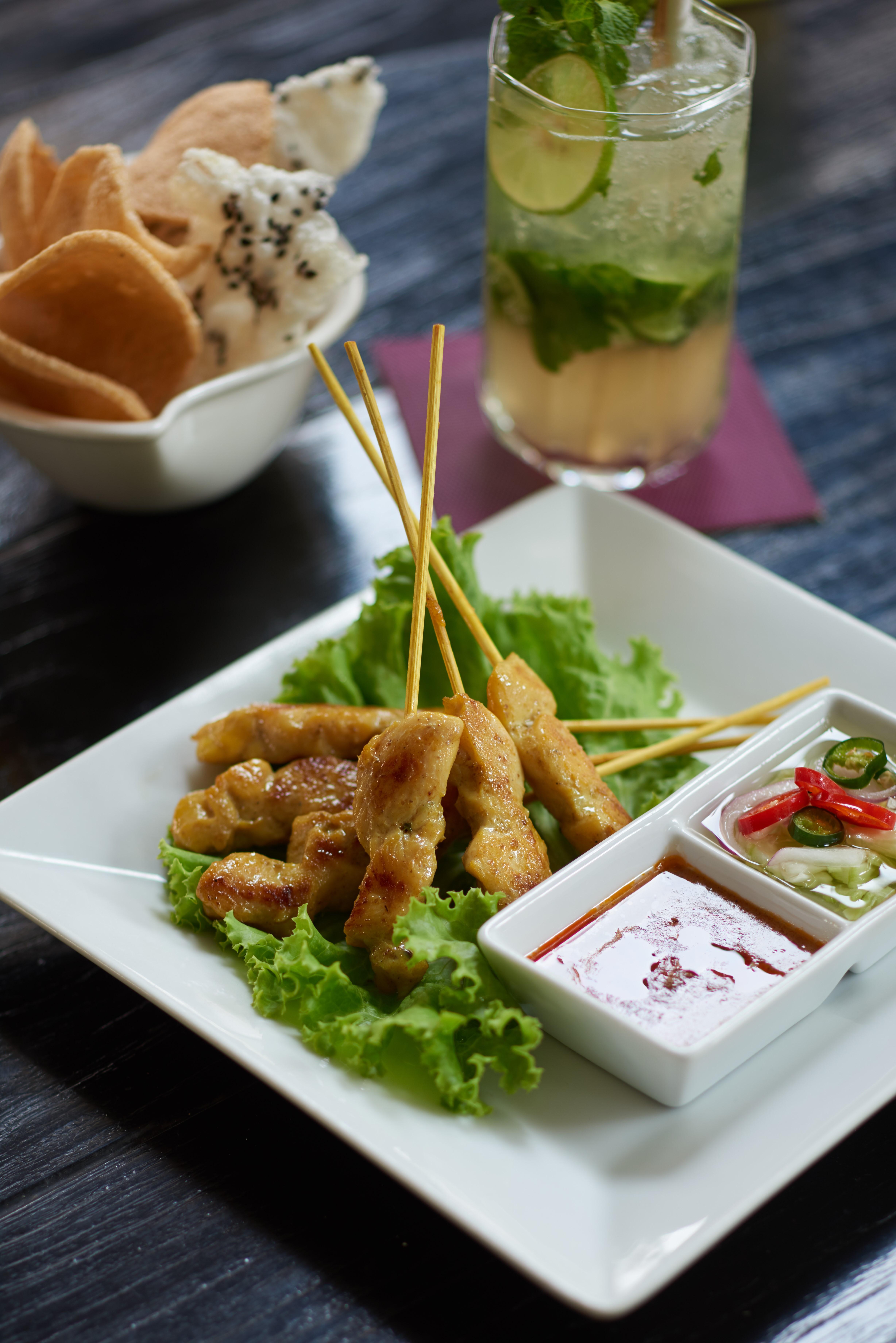 Triple Two Silom Hotell Bangkok Exteriör bild