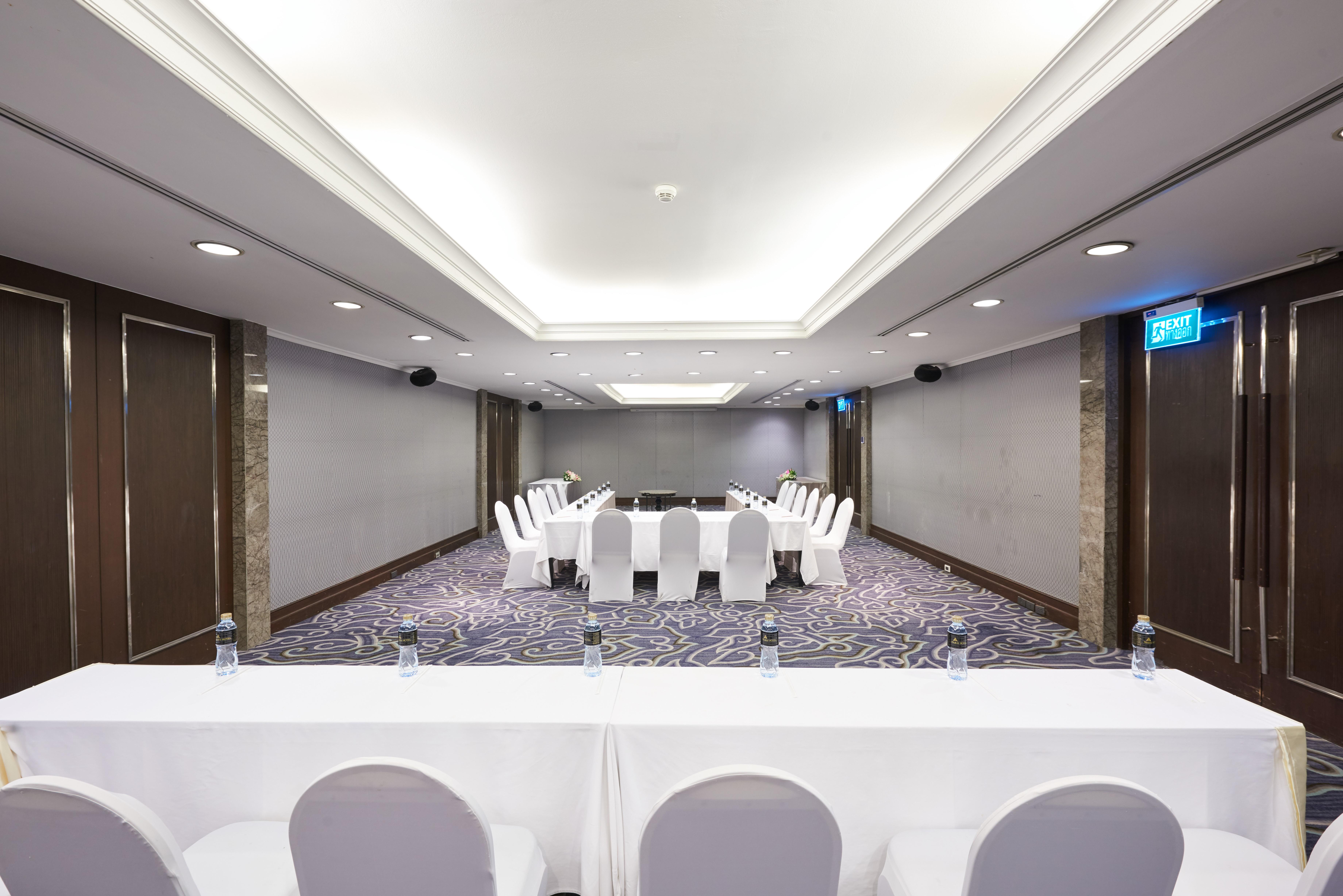 Triple Two Silom Hotell Bangkok Exteriör bild