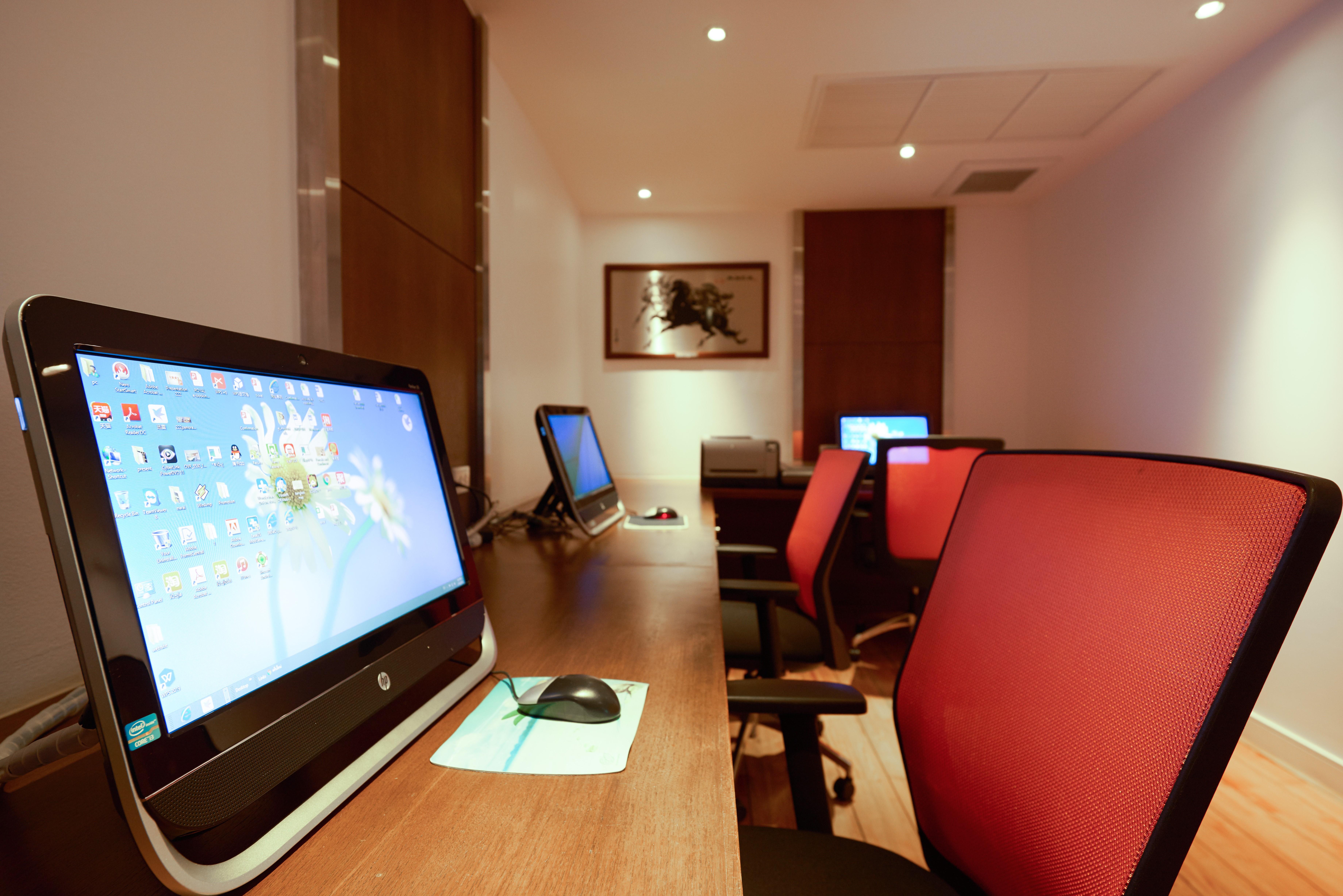 Triple Two Silom Hotell Bangkok Exteriör bild