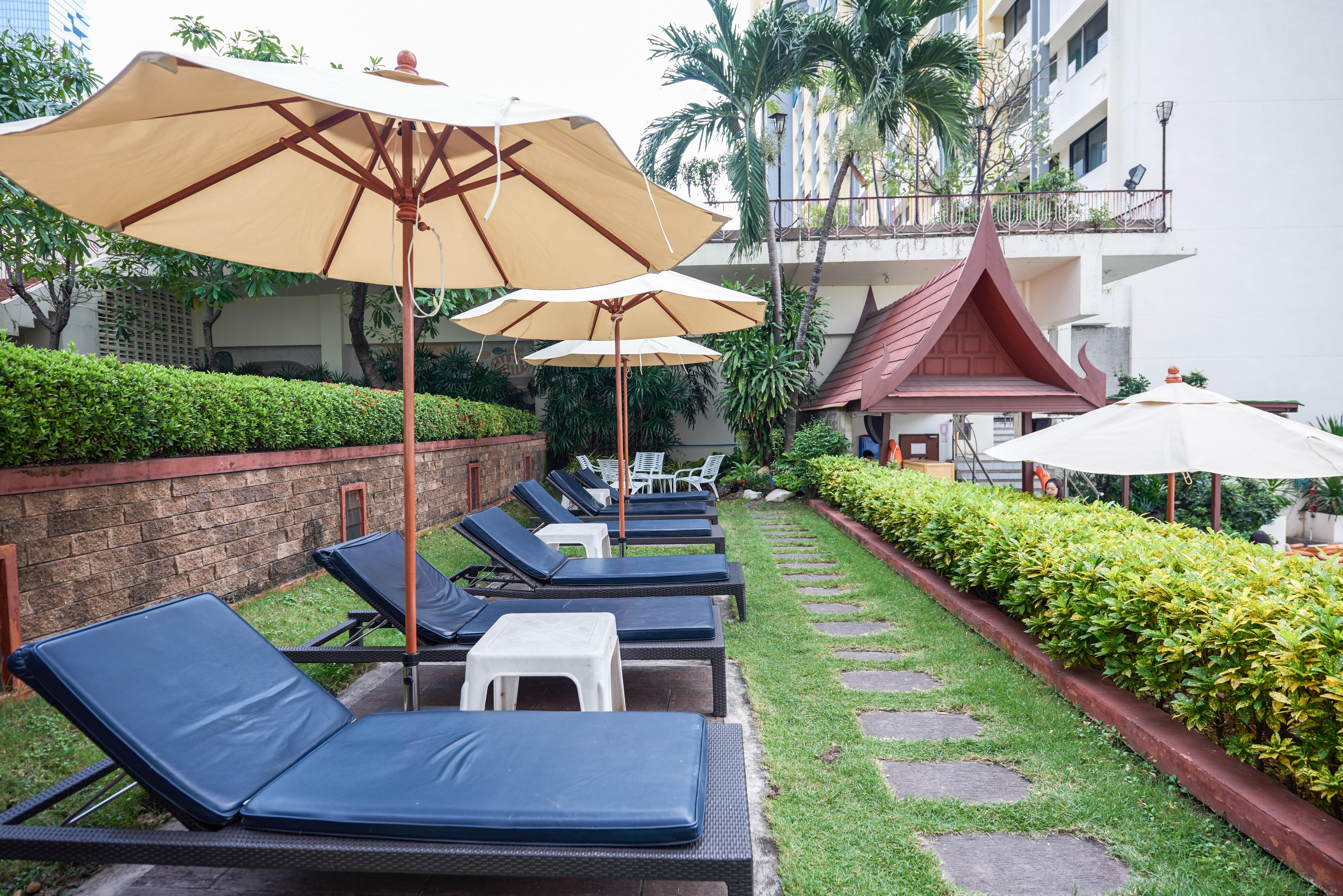 Triple Two Silom Hotell Bangkok Exteriör bild