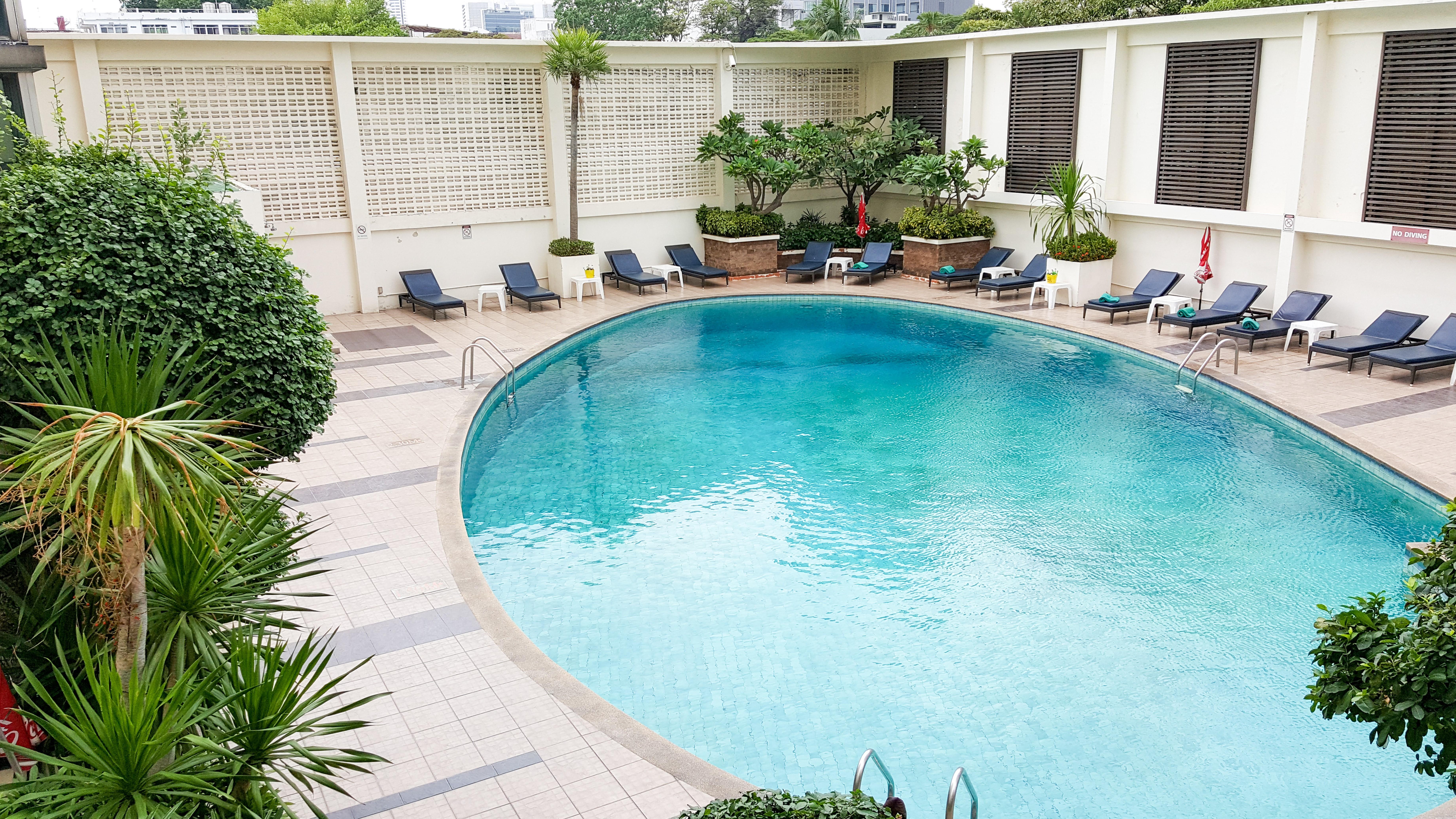 Triple Two Silom Hotell Bangkok Exteriör bild