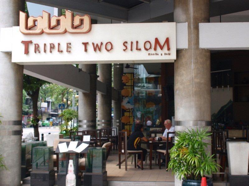 Triple Two Silom Hotell Bangkok Exteriör bild