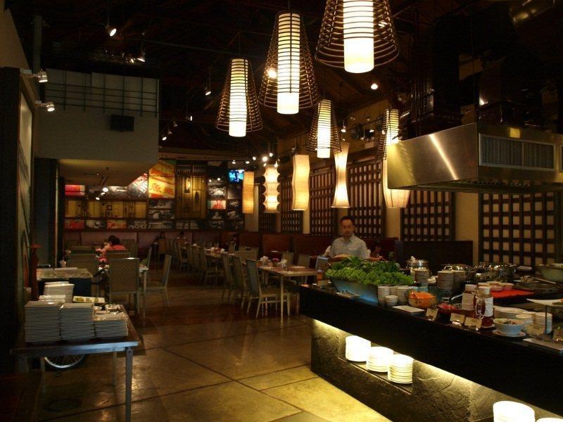 Triple Two Silom Hotell Bangkok Exteriör bild