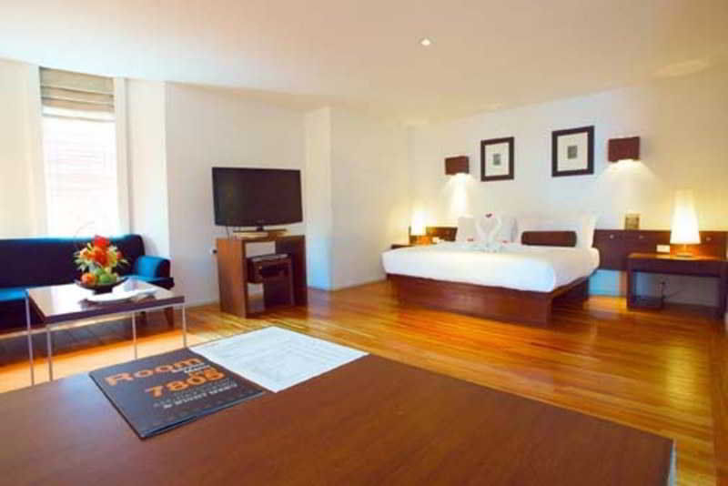 Triple Two Silom Hotell Bangkok Exteriör bild