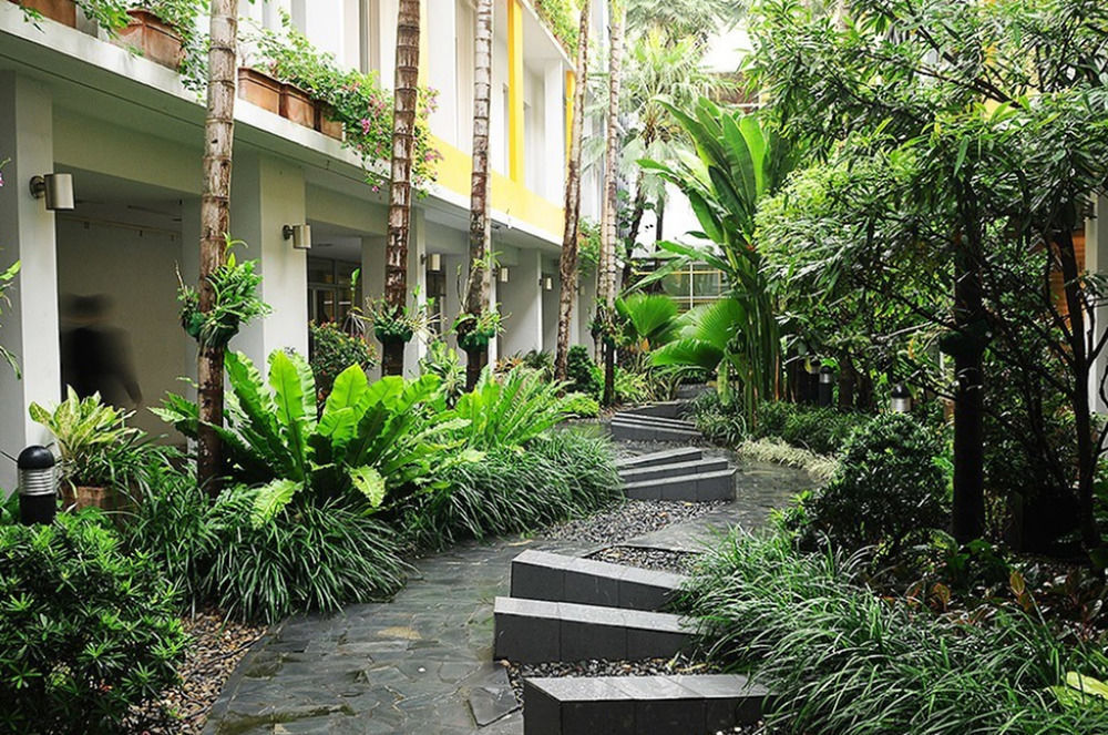 Triple Two Silom Hotell Bangkok Exteriör bild