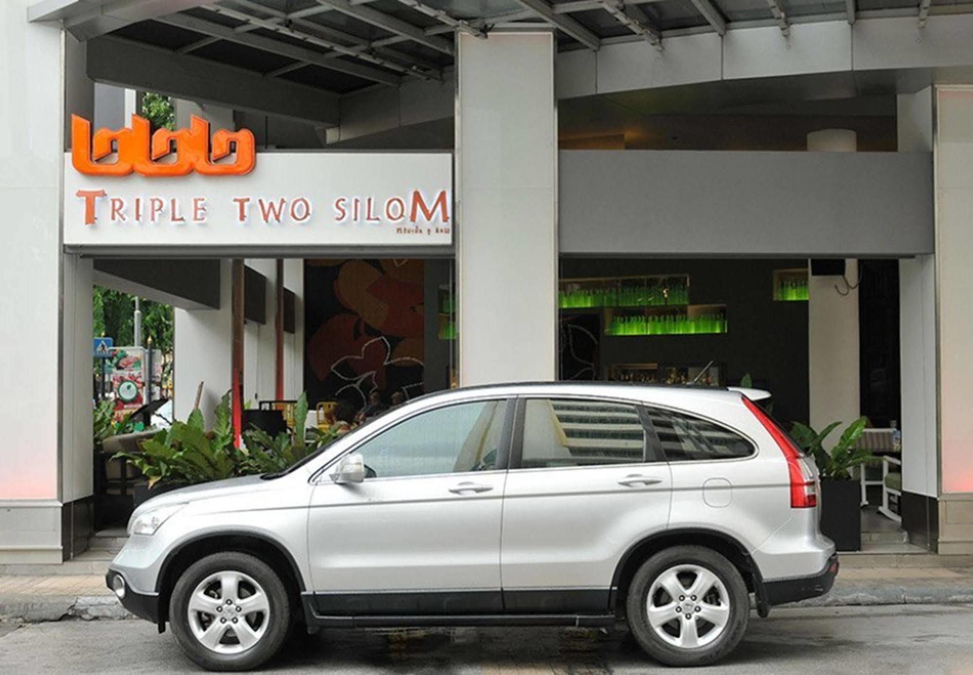 Triple Two Silom Hotell Bangkok Exteriör bild