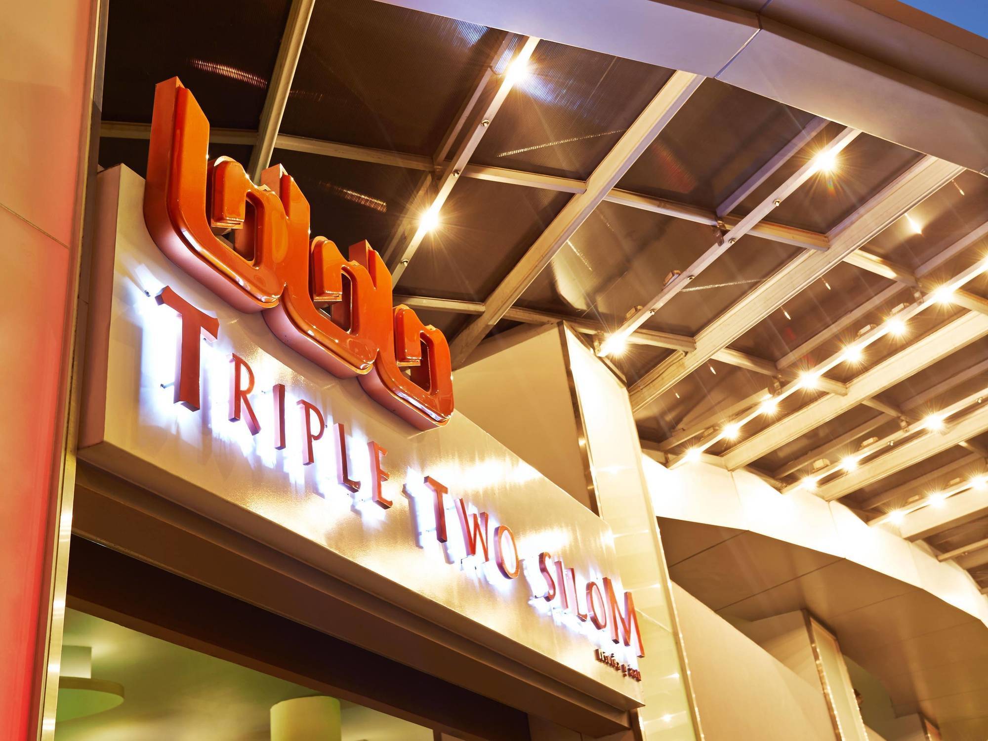 Triple Two Silom Hotell Bangkok Exteriör bild