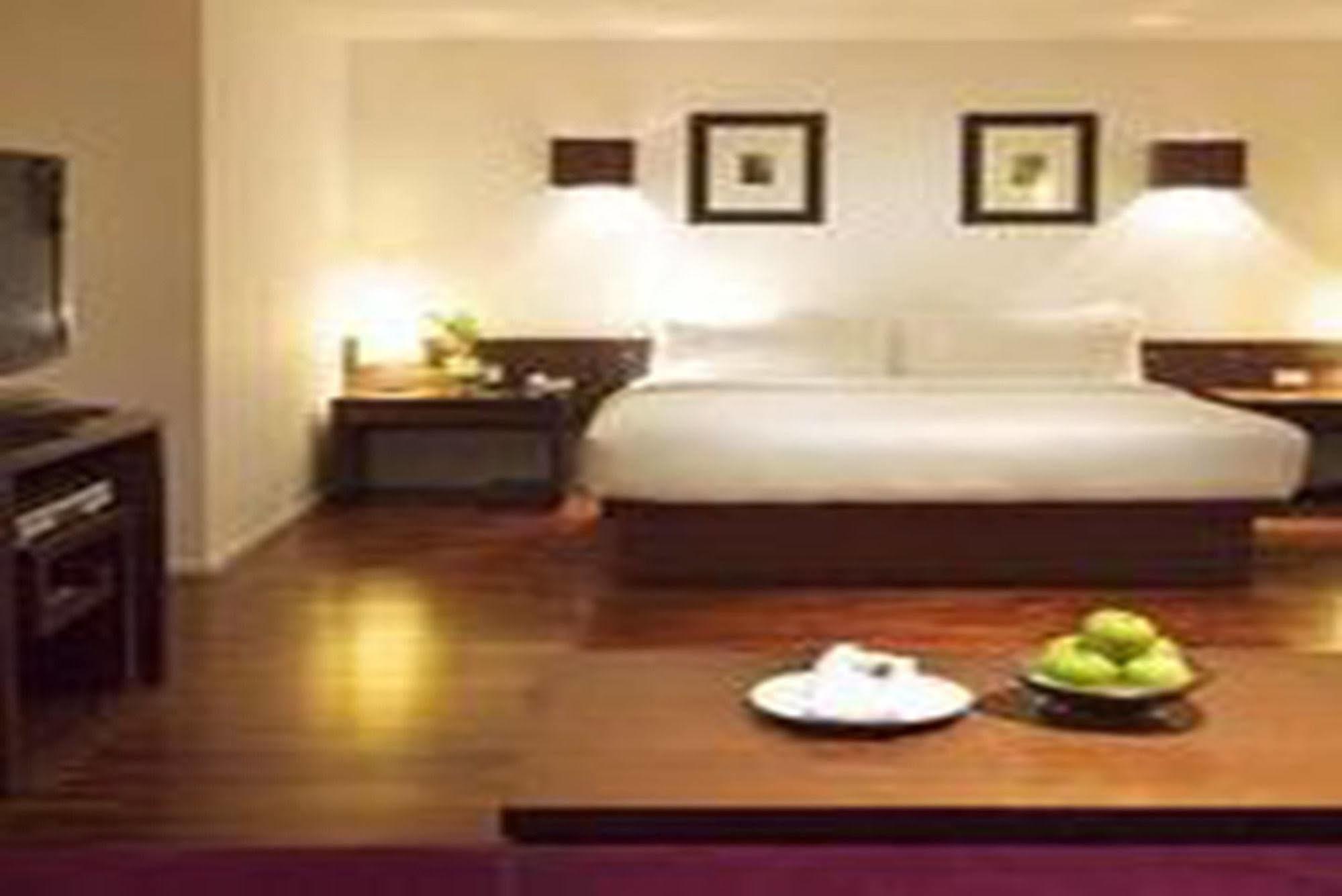 Triple Two Silom Hotell Bangkok Exteriör bild