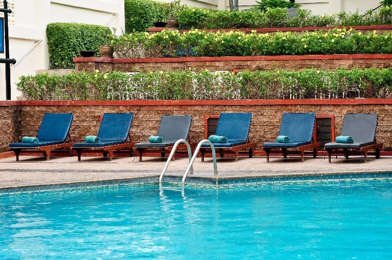 Triple Two Silom Hotell Bangkok Exteriör bild