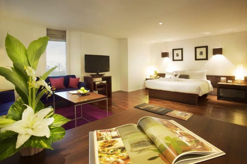 Triple Two Silom Hotell Bangkok Exteriör bild
