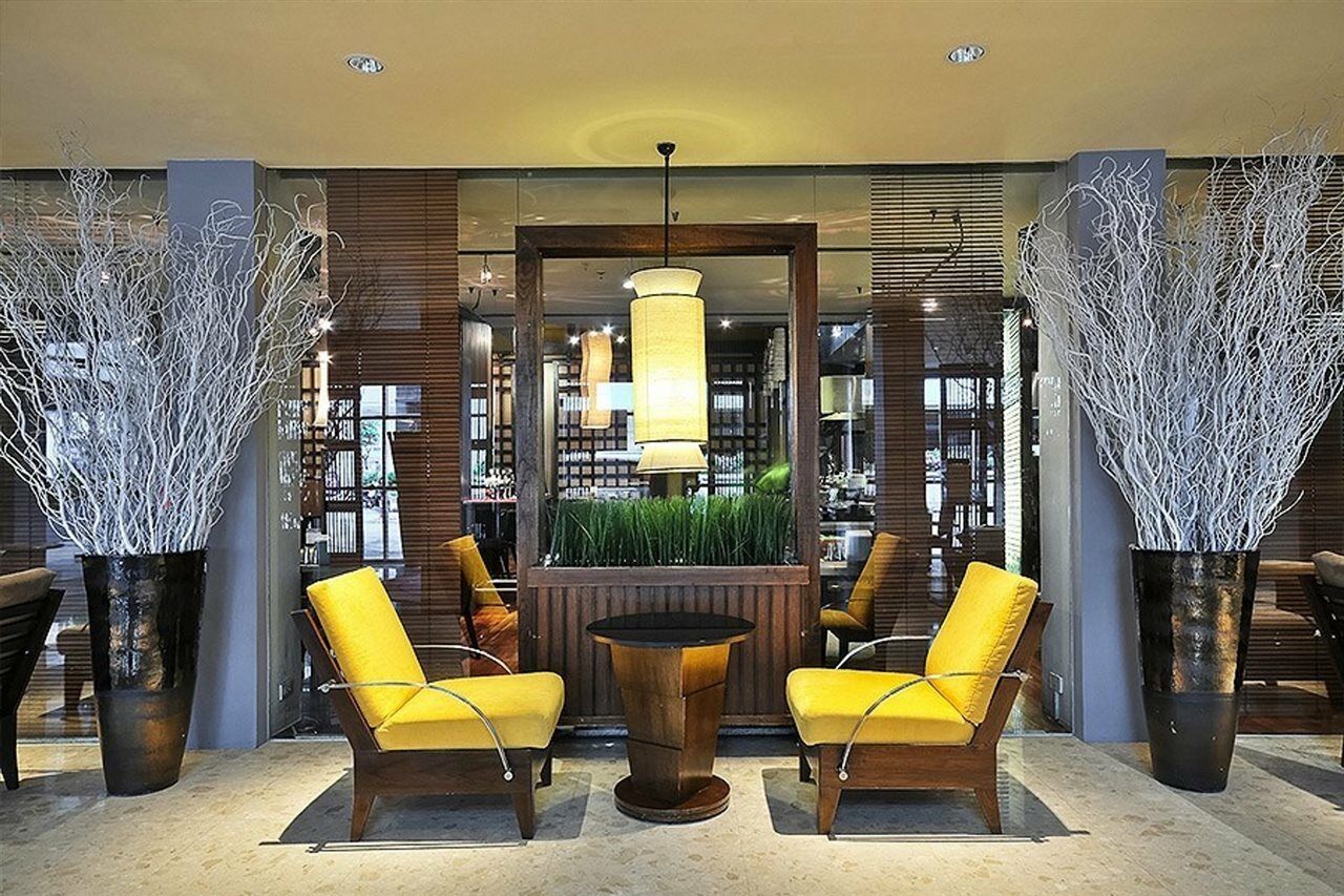 Triple Two Silom Hotell Bangkok Exteriör bild