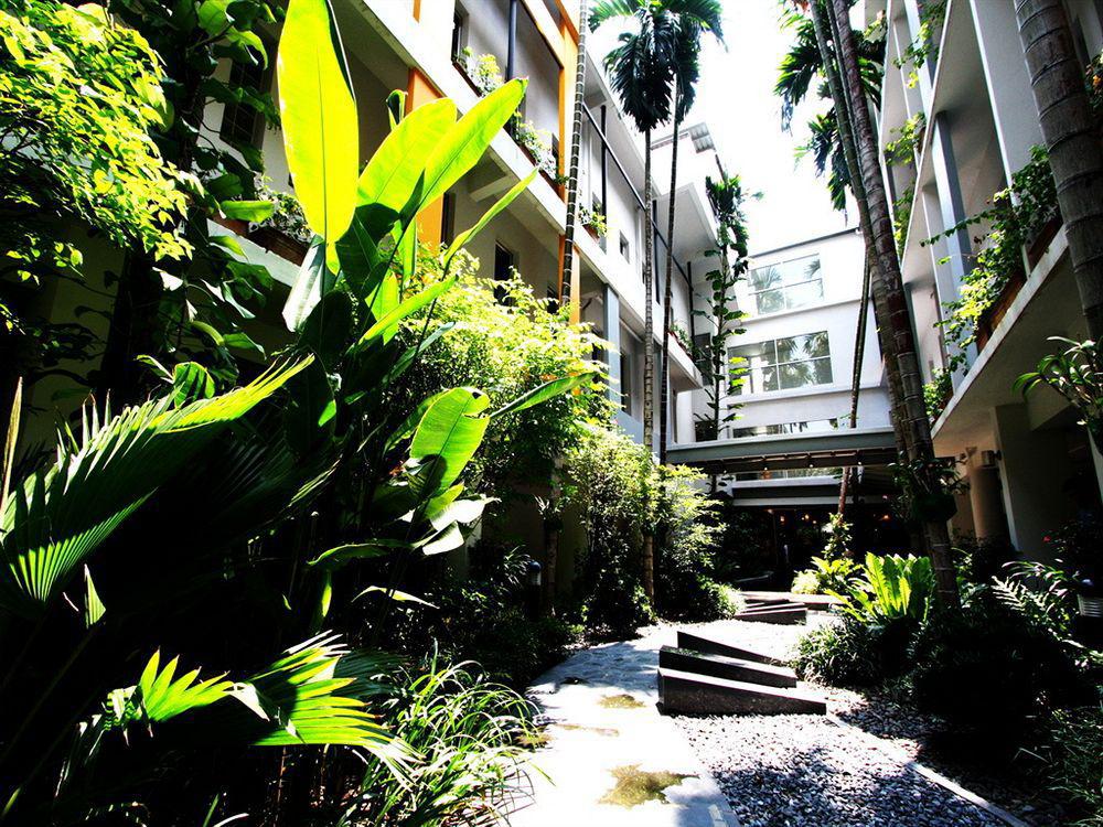 Triple Two Silom Hotell Bangkok Exteriör bild